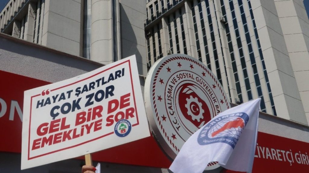 Memurlardan bakanlık önünde eylem