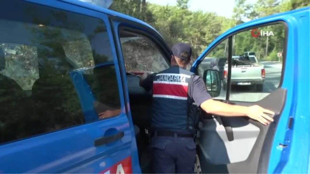 Trafik kazasında jandarmanın Kuran-ı Kerim hassasiyeti