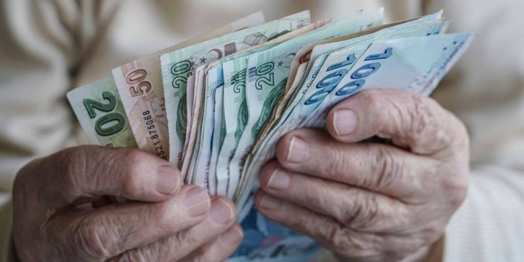 Emeklilere 29 Ekim Cumhuriyet Bayramı’nda 3. İkramiye Verilecek Mi? AKP’den Açıklama Geldi…