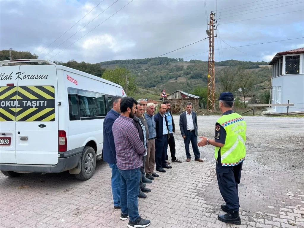 İl Jandarma Komutanlığı Okul Servisi Sürücülerine Trafik Eğitimi Verdi