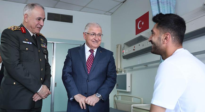 Milli Savunma Bakanı Yaşar Güler tedavileri devam eden gazileri ziyaret etti