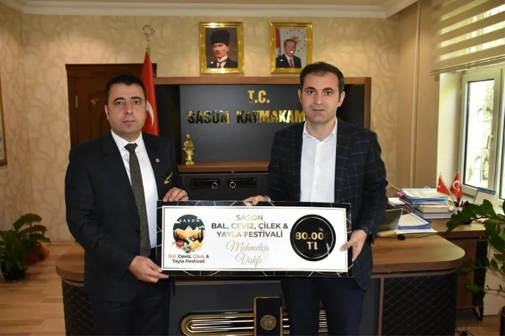 Kilosunu 160 bin liraya satın aldığı balın parasını Mehmetçik Vakfı ve besicilere verdi