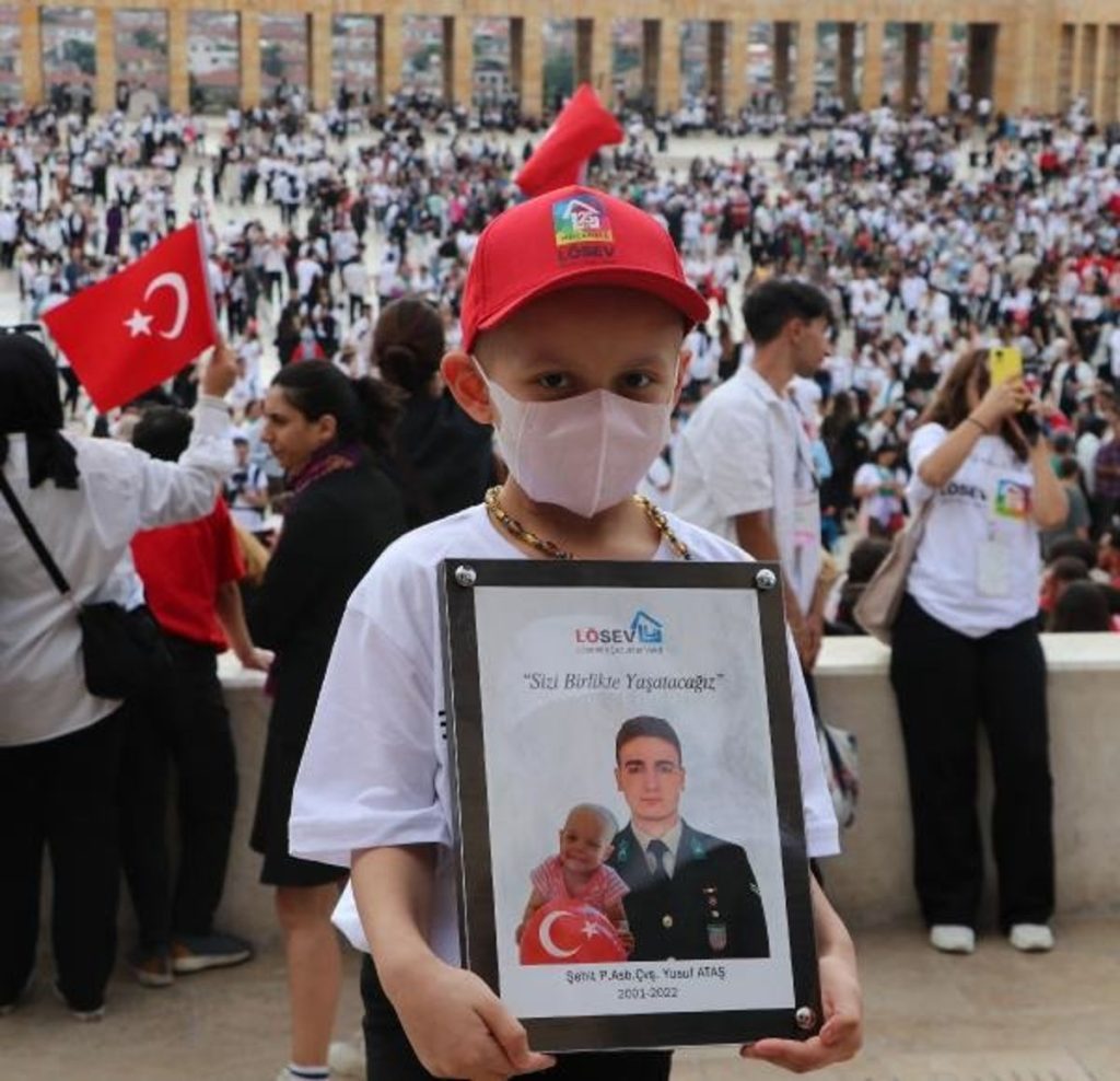 Lösemili çocukların şehit astsubaya vefası