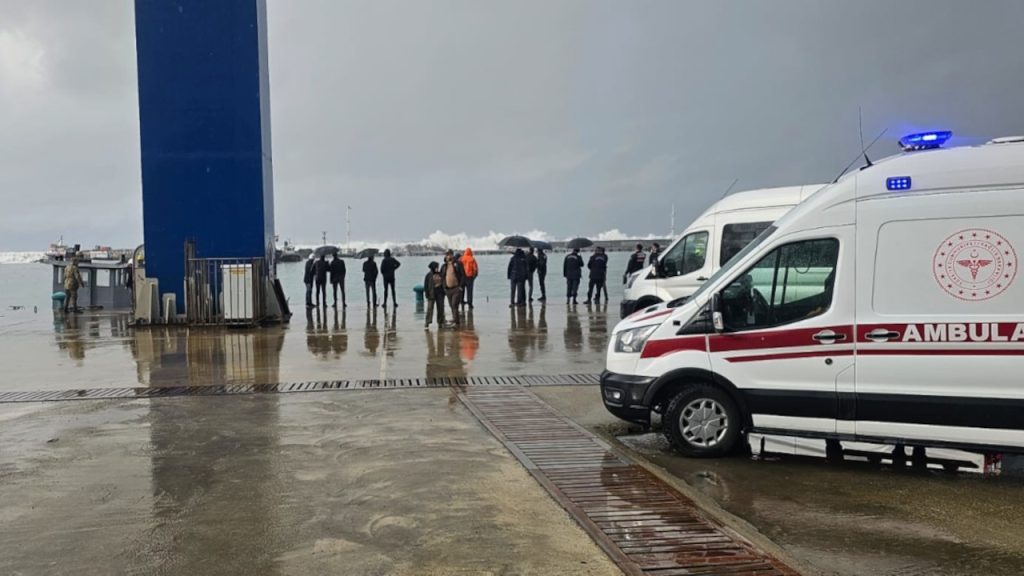 O ilimizde konteyner, içindeki askerlerle denize sürüklendi
