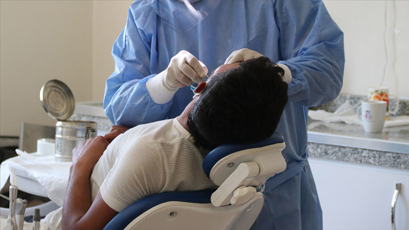 Özel klinikte 4 dişini çeken kişi ‘temizlik görevlisi’ çıktı