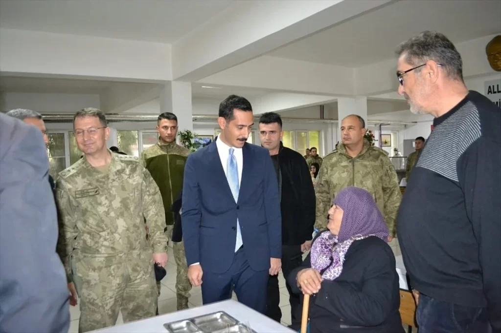 Gaziler ve şehit ailelerinin onuruna yemek verildi