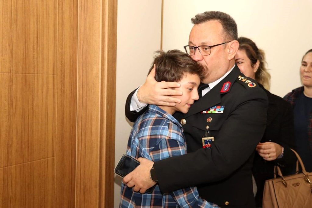 Jandarmadan şehit çocuğuna sürpriz doğum günü kutlaması