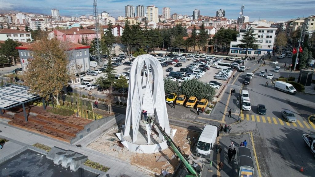 Şehitler Anıtının Ortasındaki Yıldız  Darbeci Generali Vuran Kahraman Astsubayımızı Simgeliyor