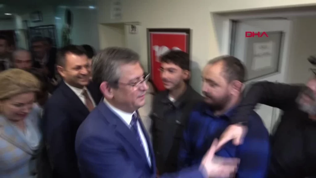 CHP Genel Başkanı Özgür Özel’den şehit ailesine ziyaret