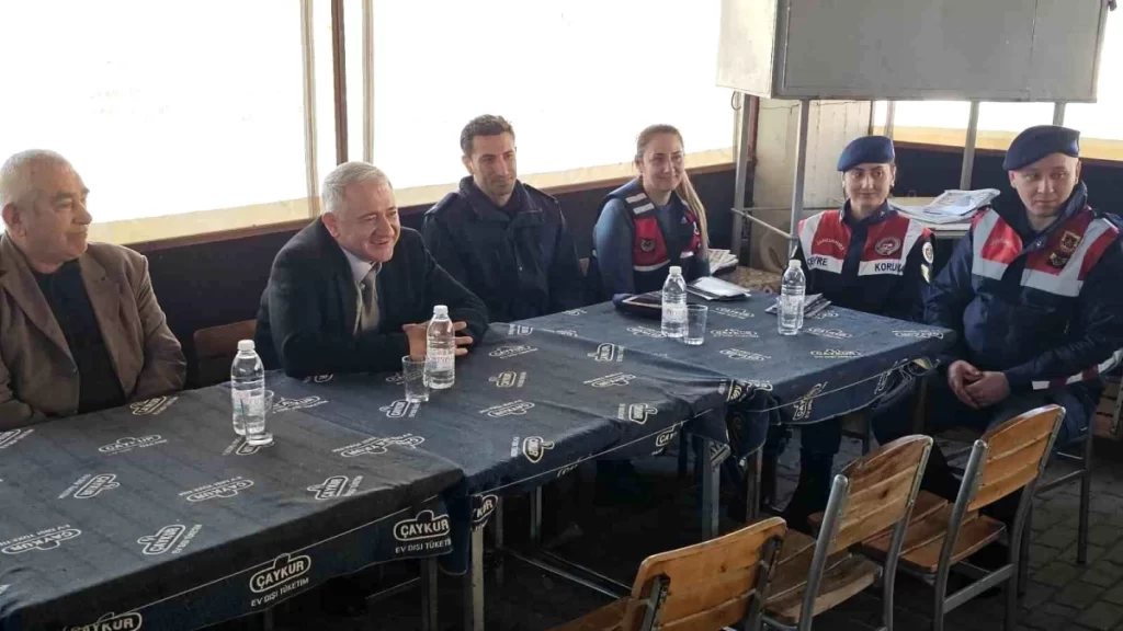 Jandarma KADES Uygulaması hakkında kırsalda yaşayan kadınlara bilgilendirme yapıyor