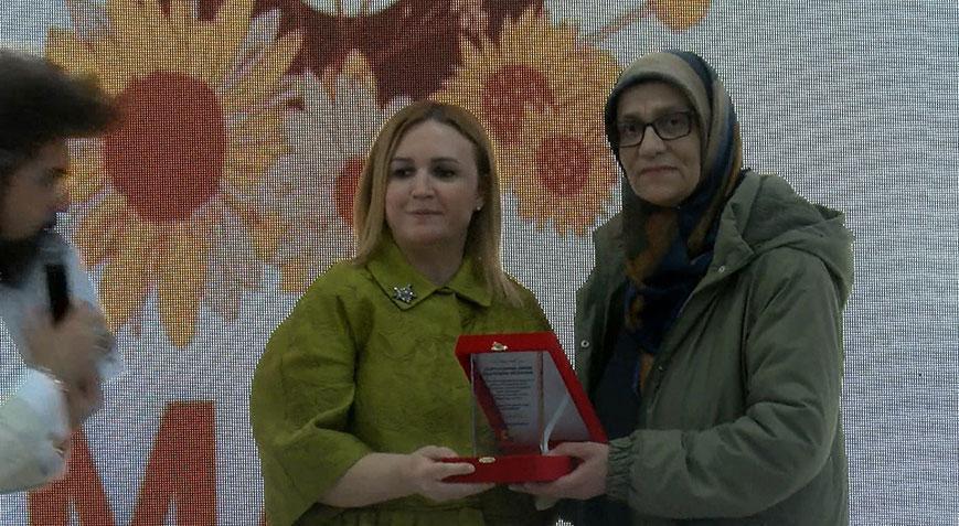 Şehit Astsubayımızın annesine  ‘Yılın Emekçi Kadınlar’ plaketi verdi