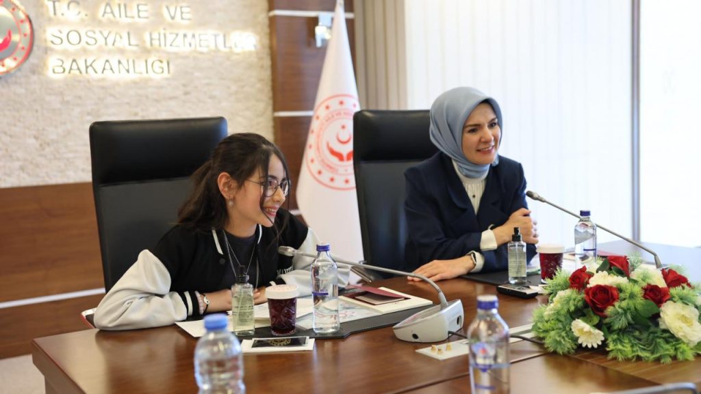 Bakan Göktaş, koltuğunu 11 yaşındaki şehit kızı Elif Naz’a devretti