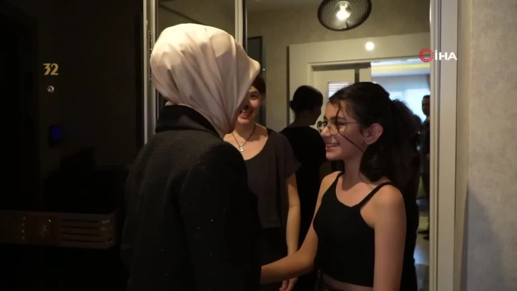 Bakan Göktaş, şehit albayımızın kızına sürpriz ziyaret gerçekleştirdi