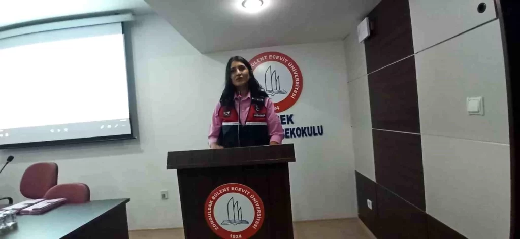 Öğrencilere jandarma tarafından konferans düzenlendi