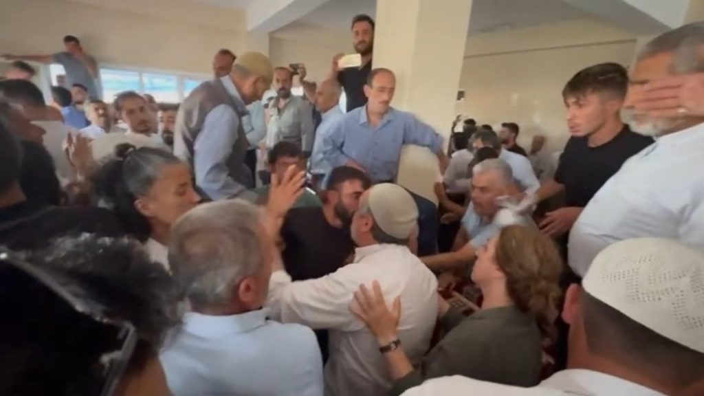 Mardin’de DEM’li vekilin provokasyonunu vatandaşlar bozdu! Defolun gidin buradan