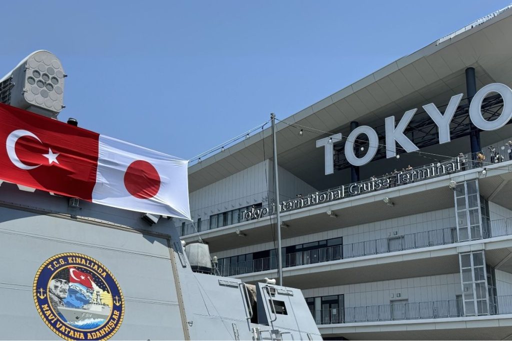TCG Anadolu Tokyo’da Japon ziyaretçilerini ağırlıyor