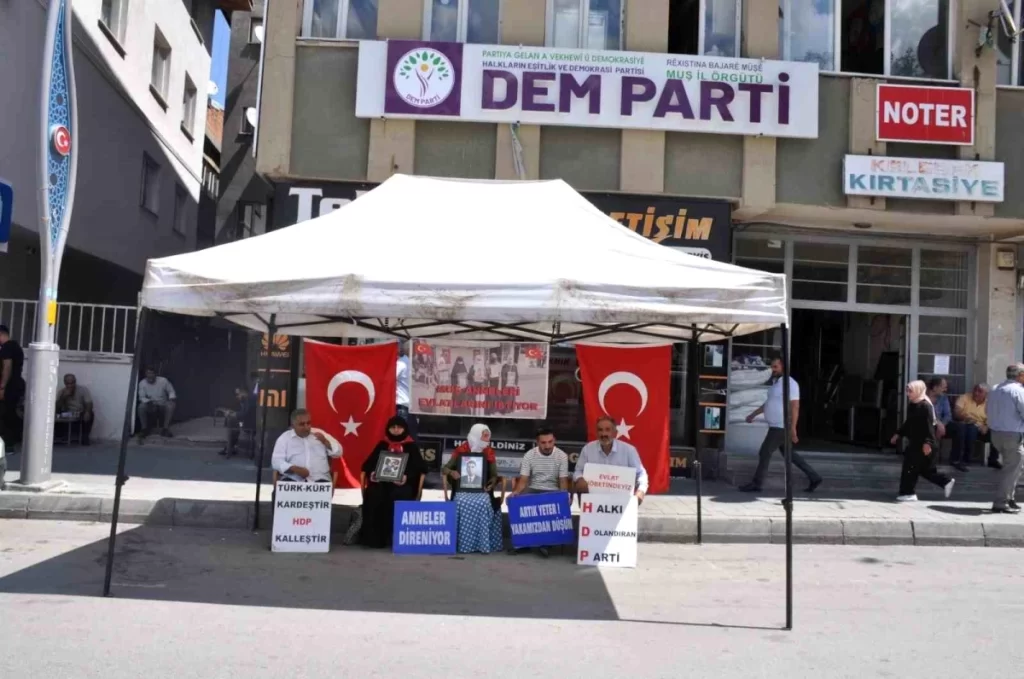 Çocukları kaçırılan aileler DEM Parti il binası önünde oturma eylemini sürdürüyor