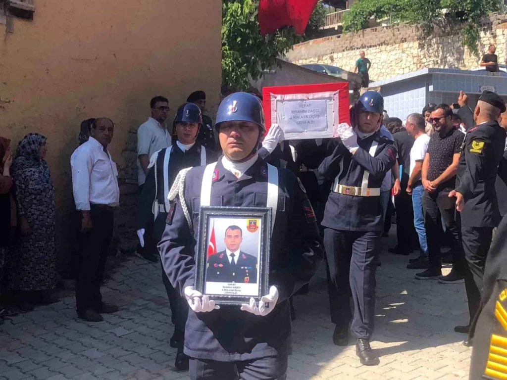 Kaza geçiren Jandarma Astsubay Başçavuşumuz son yolculuğuna uğurlandı