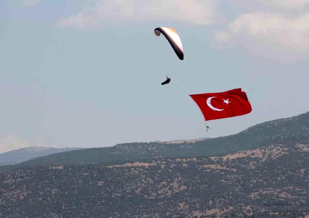 Şehit Uzman Çavuş Cebrail Acar ve tüm şehitler anısına gökyüzünde dev Türk Bayrağı açıldı