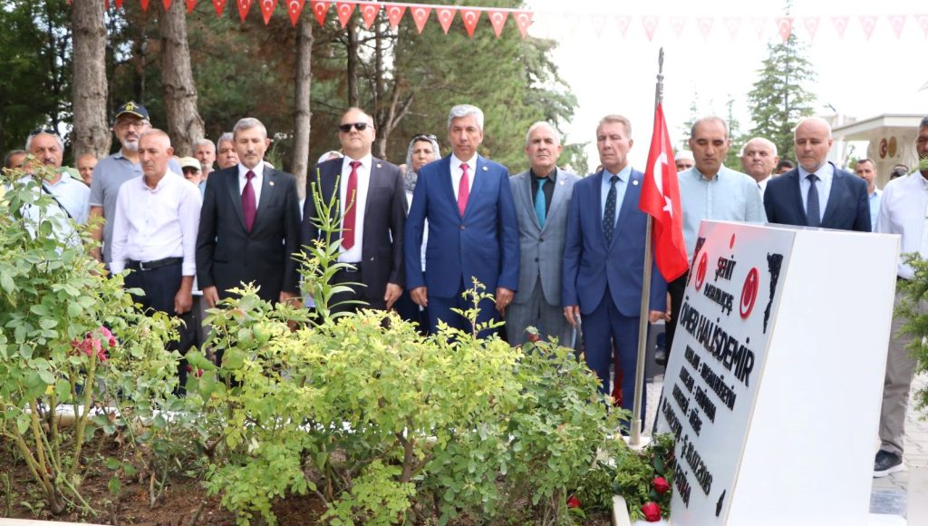 TEMAD Genel Başkanı Hamza Dürgen ve beraberindekiler Şehit Ömer Halisdemir’in kabrini ziyaret etti