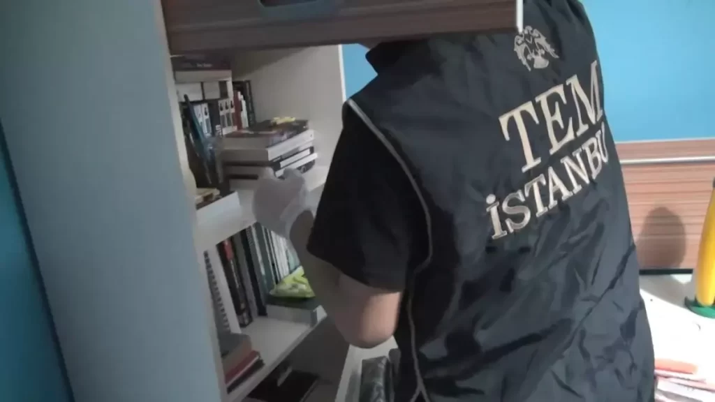 Adil Öksüz’ün yurt dışına kaçışına yardım eden kişi yakalandı! Araç sürücüsü ihraçlı binbaşı çıktı!