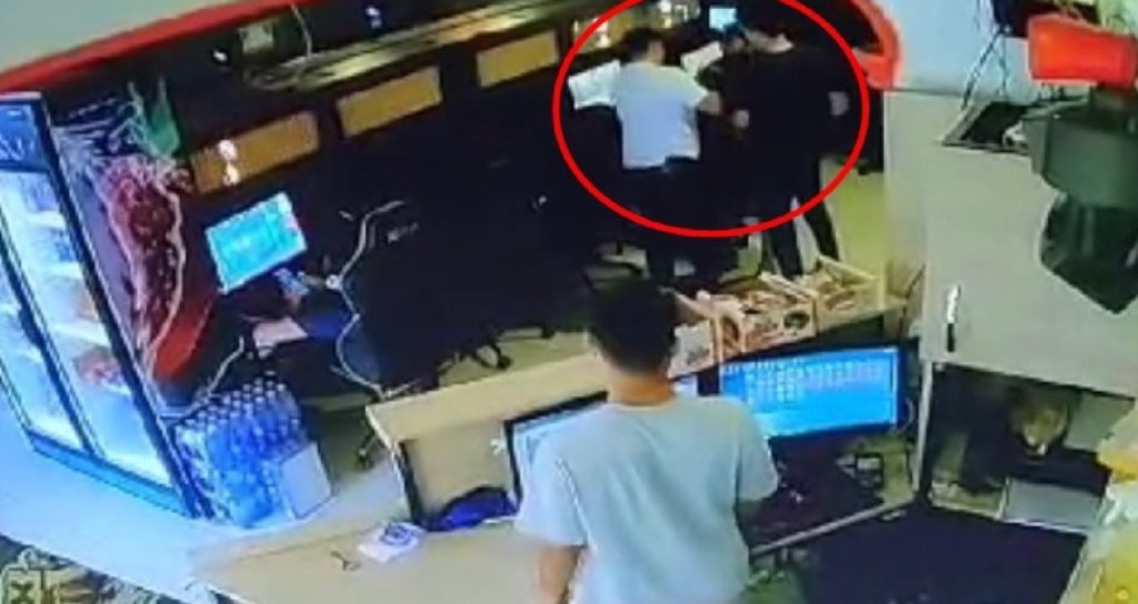 Askerden kaçtı, savaş oyunu oynarken yakalandı