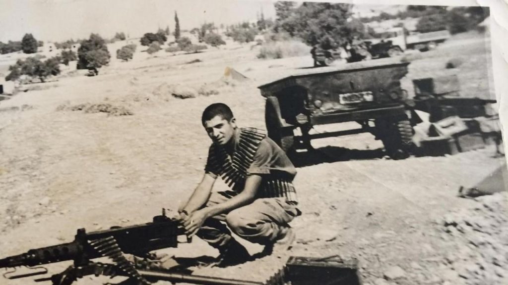 Barış Harekatı’nda kullandığı silahı yeniden bulup fotoğraf çektirdi