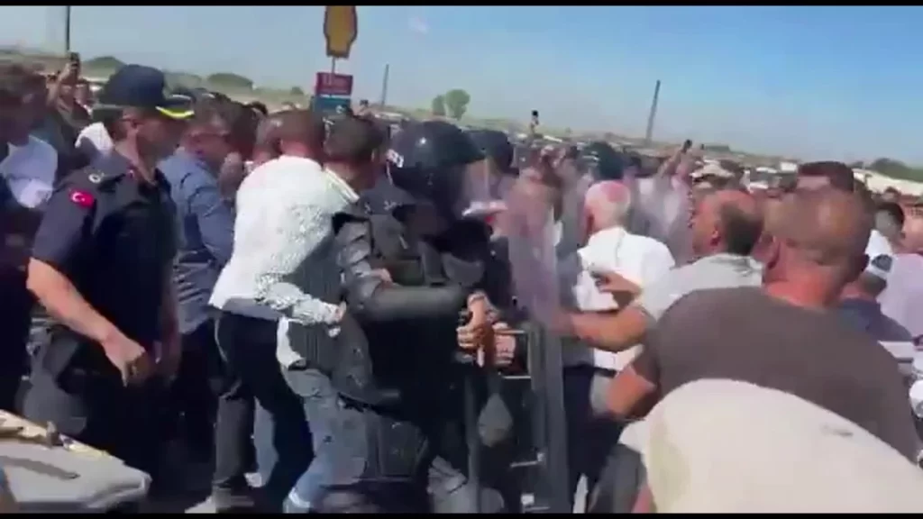 Çiftçi Eyleminde Gergin Anlar! Milletvekili Jandarma ile çiftçilerin arasına girdi ve…