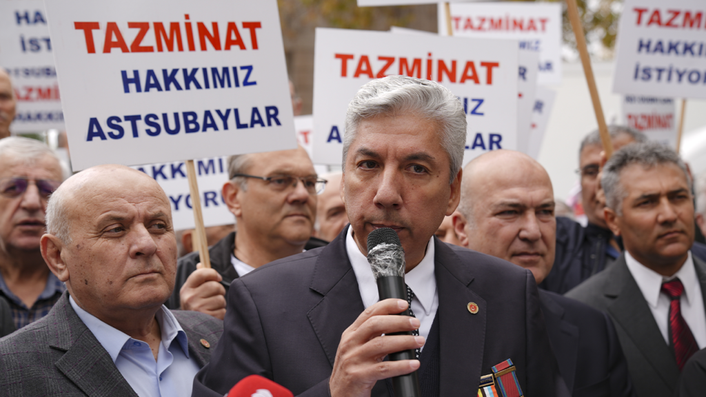 Emekli astsubaylardan MSB önünde eylem