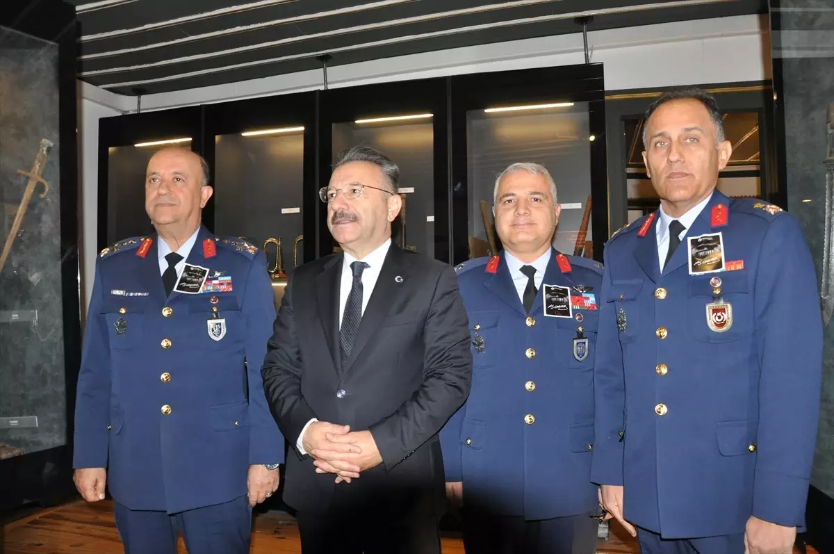 Vali Aksoy, “Atatürk ile Bir Gün Galerisi”ni ziyaret etti