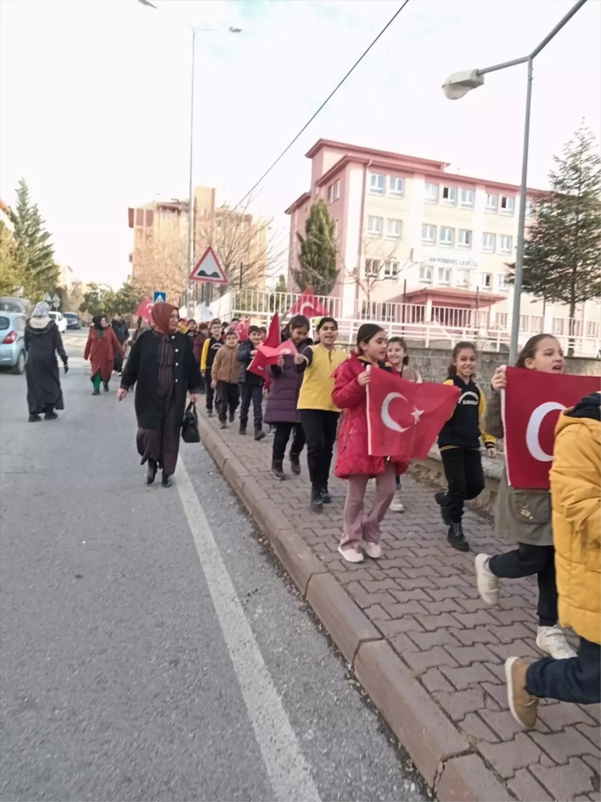 İlkokul öğrencilerinden şehit Tuğgeneral Baydilli’nin babaevine ziyaret