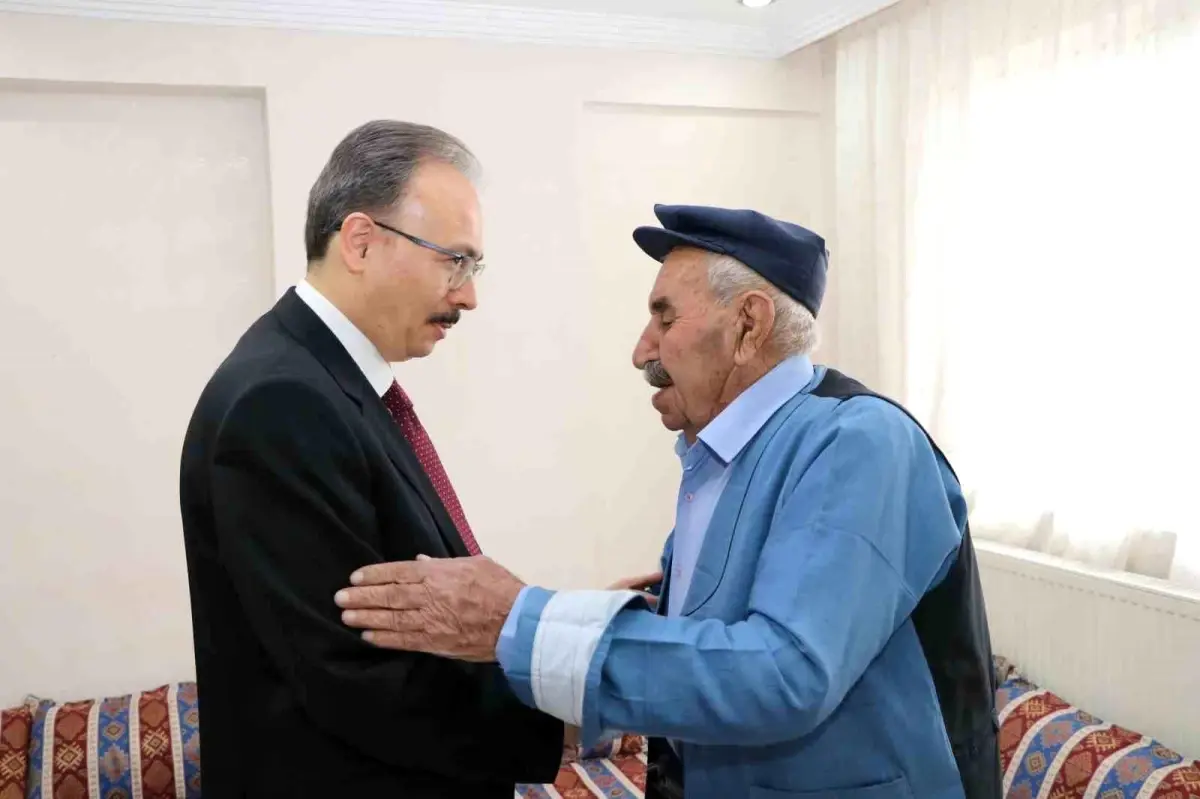 Vali  ve  İl Jandarma Komutanı Tuğgeneral emekli güvenlik korucusu ile bir araya geldi