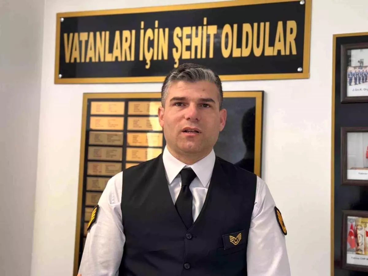 Gazi Jandarma Astsubayımız Efe, üniformasını gururla taşıyor