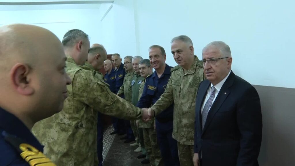 Bakanr Güler,  Mehmetçikle bayramlaştı