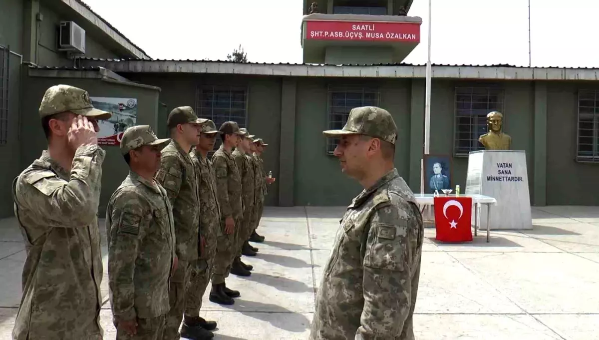 Mehmetçik, vatan savunmasını bayramda da sürdürüyor