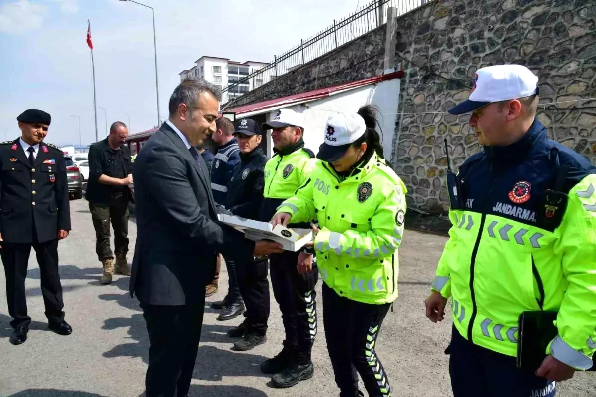 Vali Çiçek, Bayramda Görevli Jandarma ve Emniyet Personelini Unutmadı