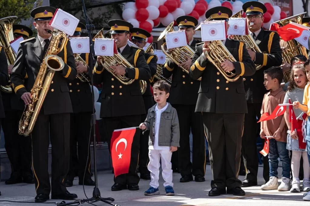 MSB Armoni Mızıkası 23 Nisan Coşkusunu Çocuklarla Paylaştı