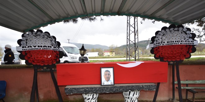 Aracında kalp krizi geçiren polis memurumuz hayatını kaybetti