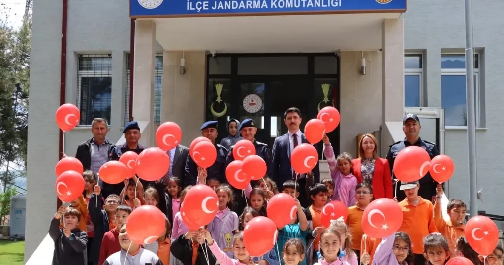 500 öğrenci İlçe Jandarma Komutanlığı’nda!