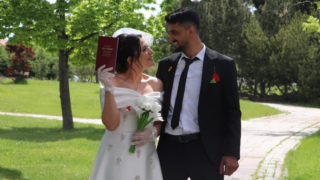 Gazi Uzman Çavuşumuzun büyük azmi! Tekerlekli sandalyeden nikah masasına