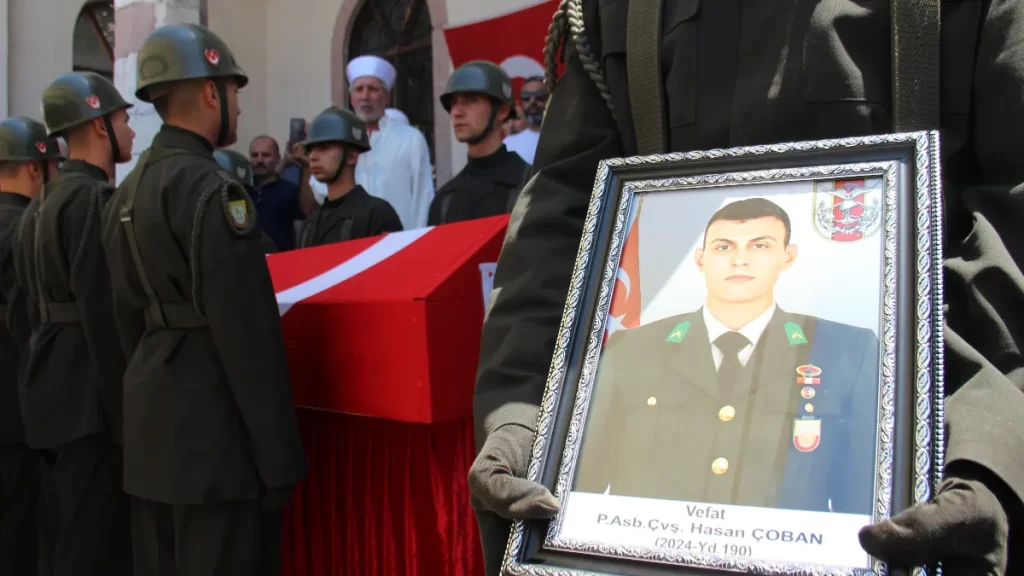 KALP KRİZİ GEÇİREREK HAYATINI KAYBEDEN GENÇ ASTSUBAYIMIZ TOPRAĞA VERİLDİ