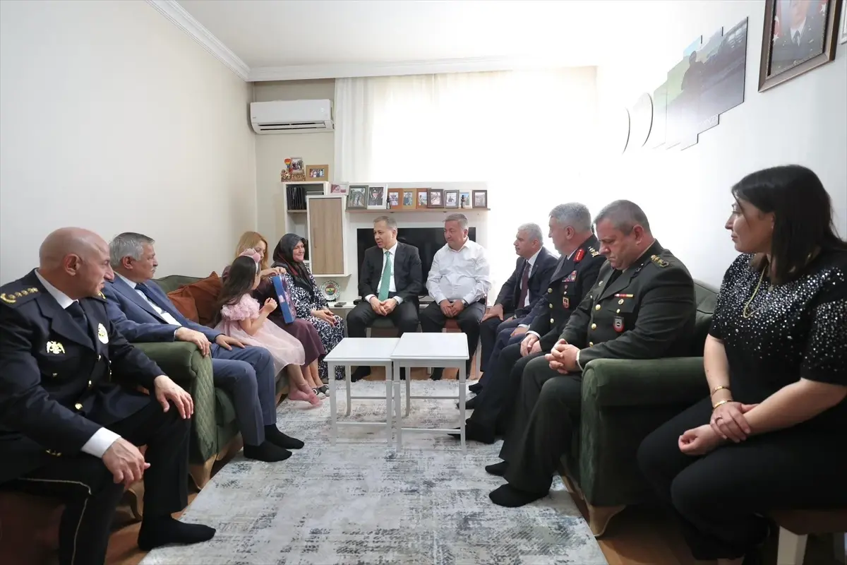 İçişleri Bakanı Ali Yerlikaya, Konya’da şehit ailesini ziyaret etti