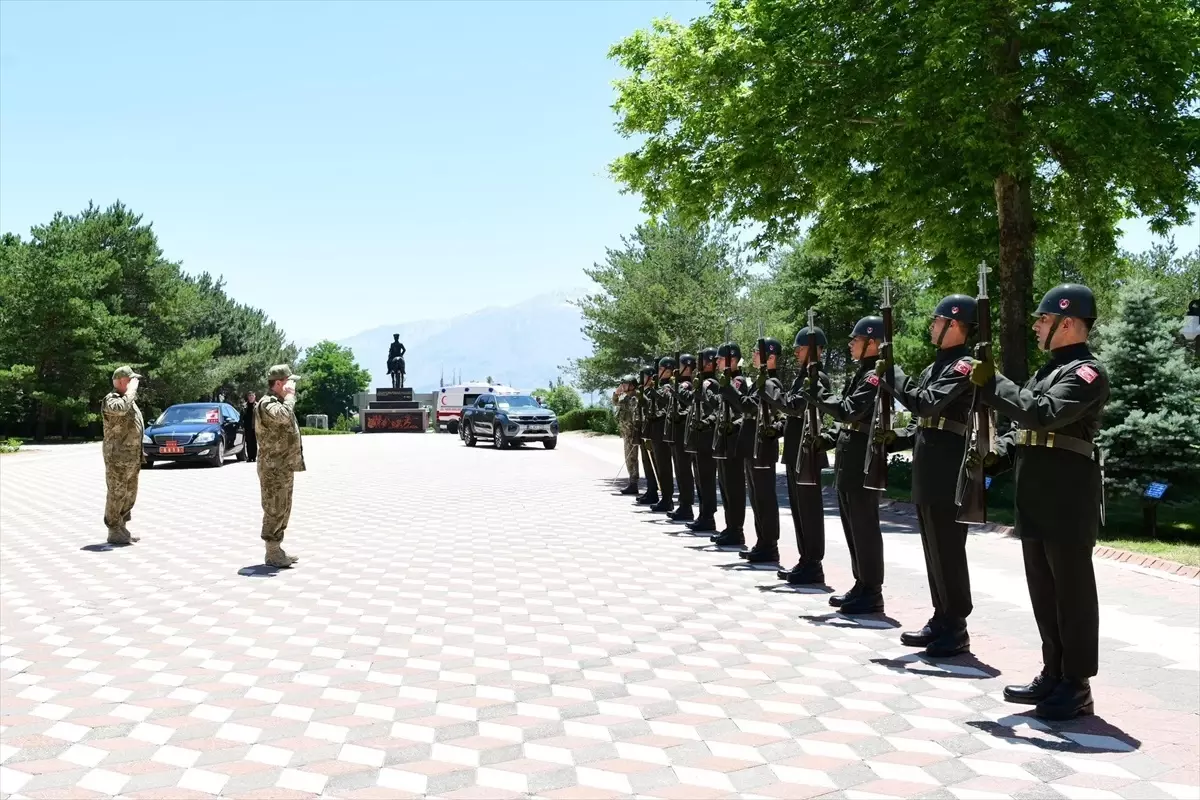 KARA KUVVETLERİ KOMUTANI BAYRAKTAROĞLU 3. ORDU’DA İNCELEMELERDE BULUNDU