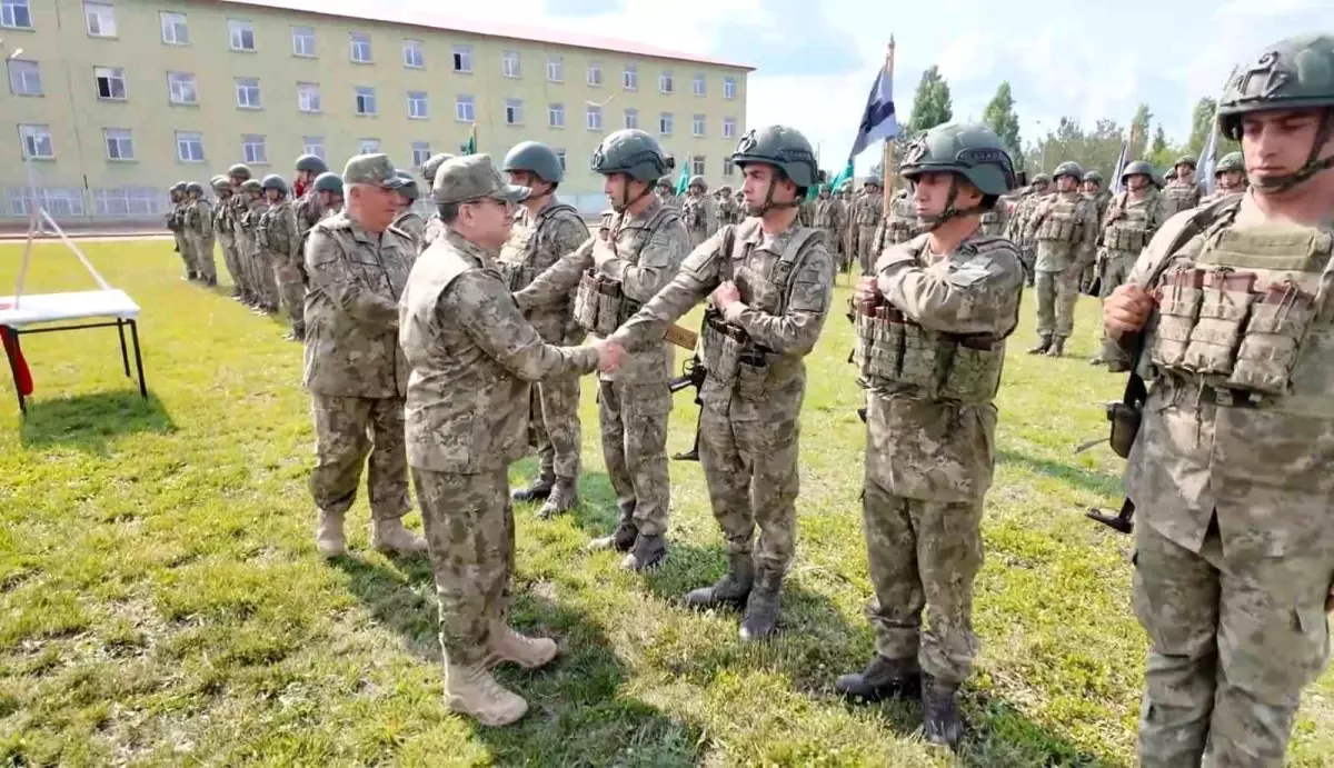 KARA KUVVETLERİ KOMUTANI BAYRAMDA MEHMETÇİKLERLE BULUŞTU