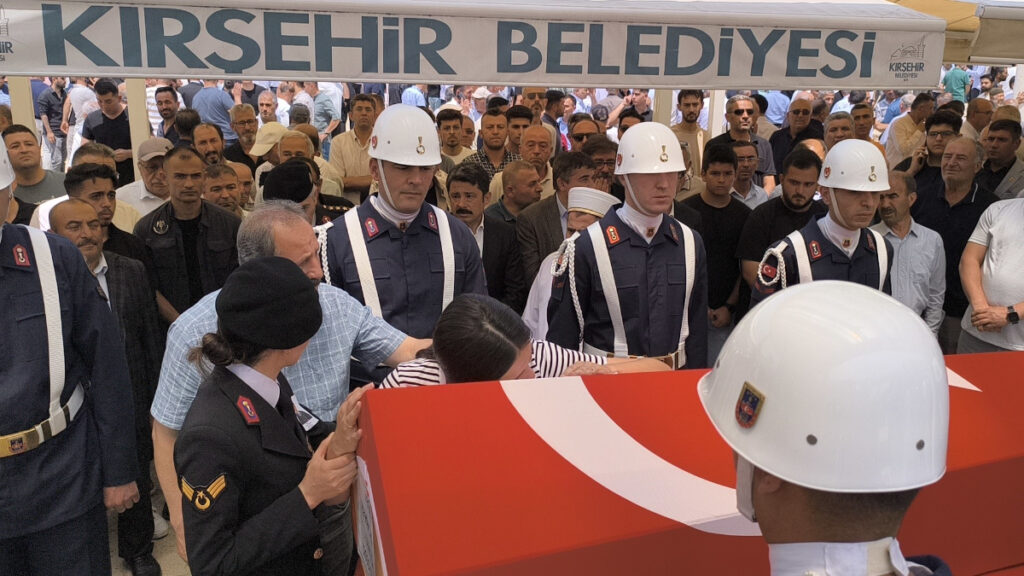 Uzman çavuş ve eşi trafik kazasında hayatını kaybetti