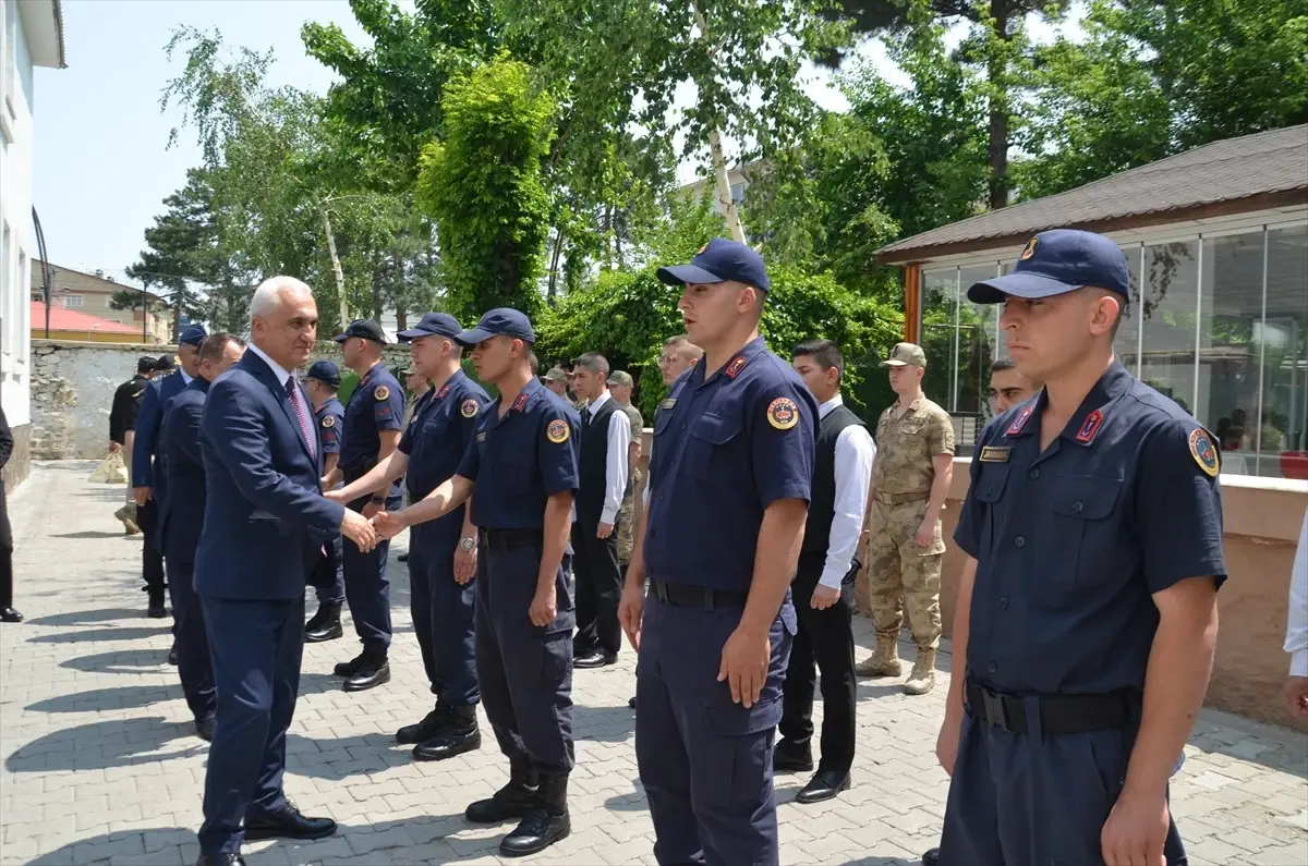 Vali, Bayramda Güvenlik Güçleriyle Buluştu