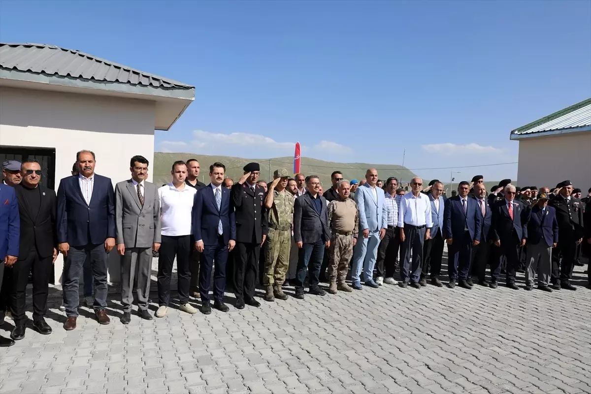 VALİ TURAN, YENİLENEN KARAKOLDA JANDARMAYLA BİR ARAYA GELDİ