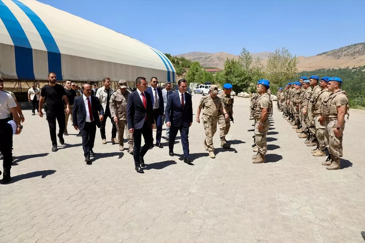 VALİ KARAKAYA, İLÇE JANDARMA VE KOMANDO TABUR KOMUTANLIĞINI ZİYARET ETTİ