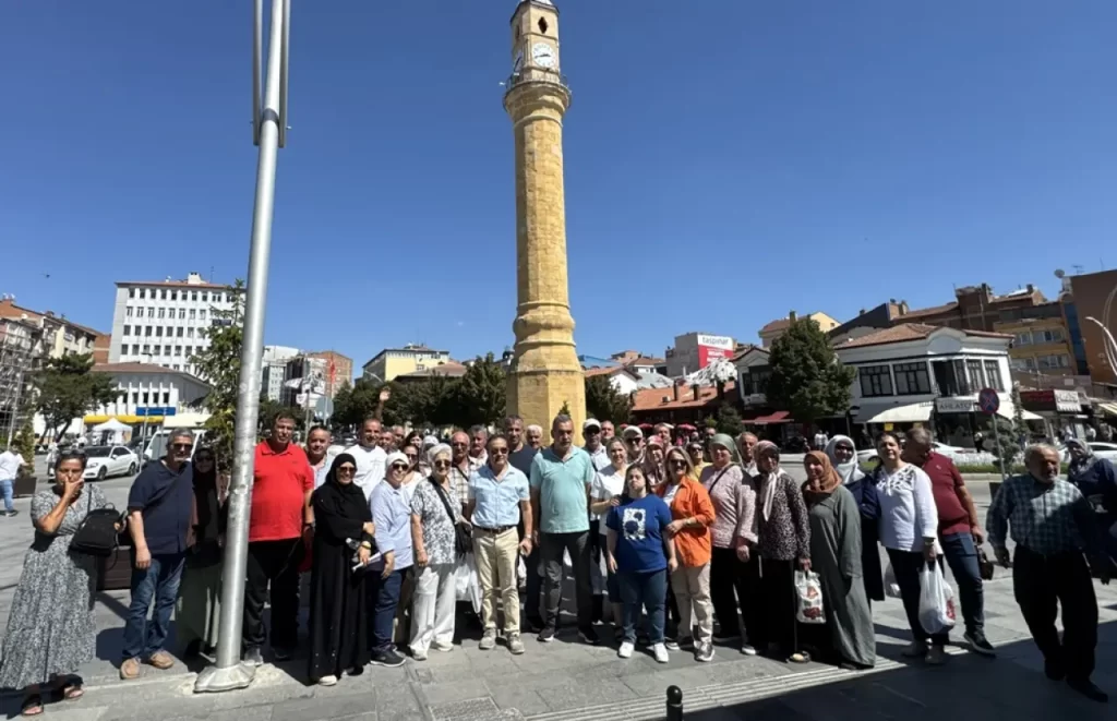 ESKİ ASKER ARKADAŞLARI EMEKLİ ALBAYIN EV SAHİPLİĞİNDE 40 YIL SONRA BULUŞTU