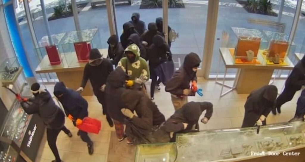 25 KİŞİ KUYUMCUYA GİRDİLER, 1 MİLYON DOLAR VURGUN YAPIP ÇIKTILAR